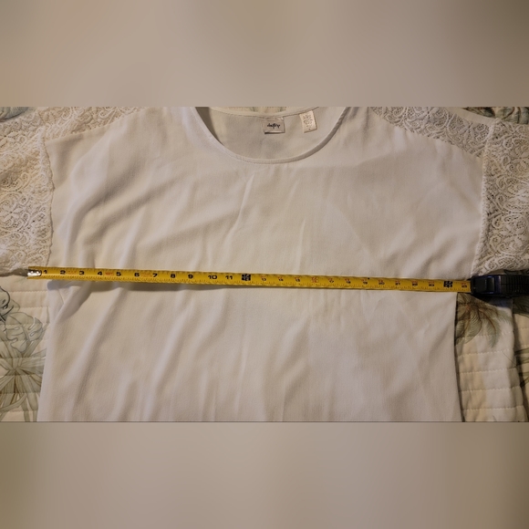 Women’s Feminine Blouse with Lace Detailing, XL - Picture 10 of 10